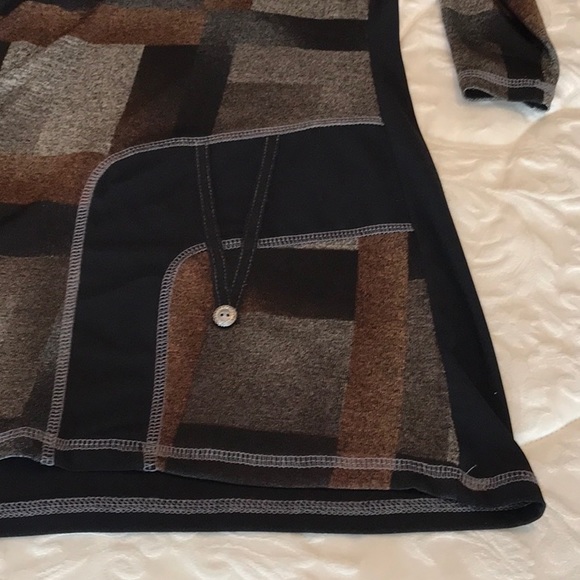 Tunic Style V-Neck Top with 3/4 sleeve.  Fun detail. - Picture 8 of 10